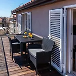 1Bdr Apartment With Balcony At Prime Location