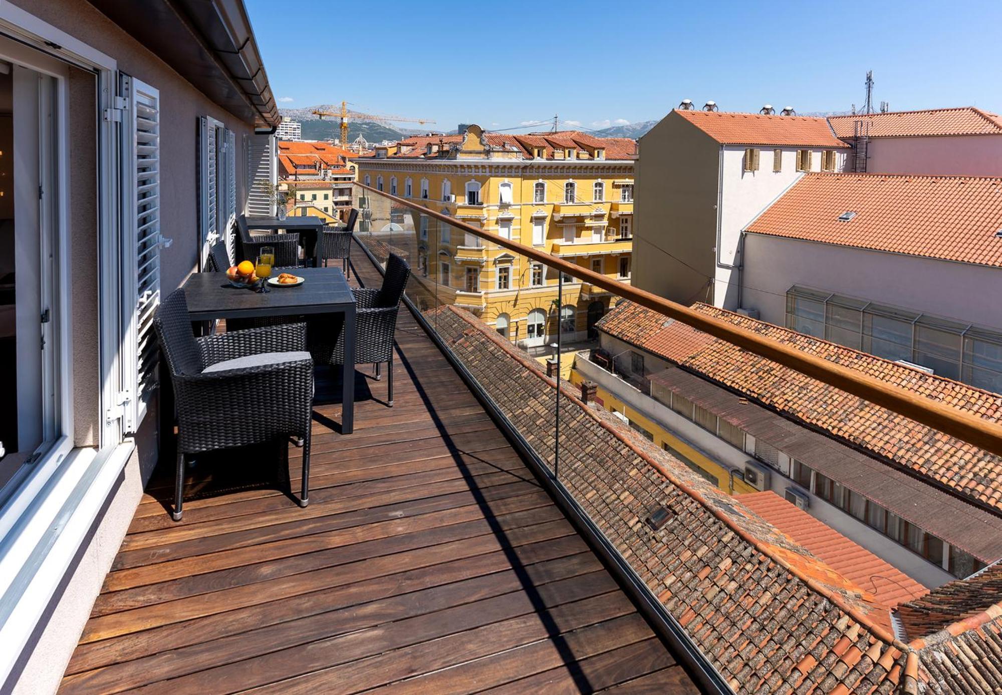 1bdr With Balcony At Prime Location Lägenhet *